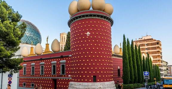 Sur les traces de Dalí : Votre itinéraire d’une journée entre Figueres et Cadaqués